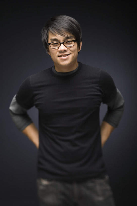 东方人,一个人,站,笑,微笑,竖图,室内,白天,正面,亚洲,仅一个男性,仅一个人,一副,黑色背景,服装,眼镜,注视,休闲装,黄种人,仅一个年轻男性,衣服,观察,看,站着,休闲,休闲服,摄影,服饰,影棚,观看,察看,关注,近视眼镜,背手,男人,男性,年轻男性,亚洲人,站立,半身,彩图,影棚拍摄,拍摄