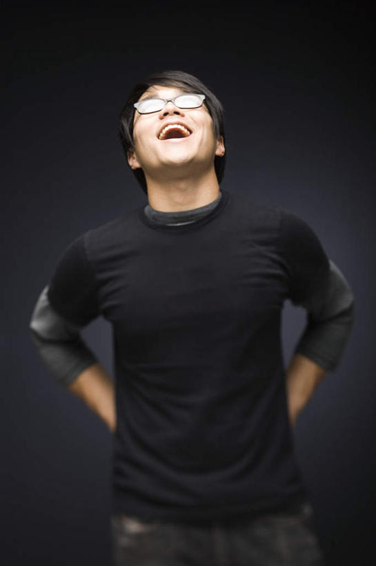 东方人,一个人,笑,大笑,竖图,室内,白天,正面,兴奋,亚洲,仅一个男性,仅一个人,一副,黑色背景,服装,眼镜,注视,休闲装,黄种人,仅一个年轻男性,衣服,观察,看,张嘴,休闲,休闲服,摄影,服饰,影棚,观看,察看,关注,近视眼镜,张大嘴巴,背手,哈哈大笑,男人,男性,年轻男性,亚洲人,张开嘴,抬头,仰头,半身,彩图,影棚拍摄,高兴,狂笑,拍摄