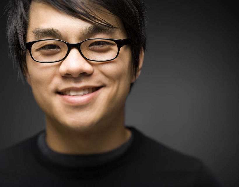 东方人,脸,头,脸颊,头发,一个人,站,笑,微笑,露齿笑,横图,室内,特写,白天,正面,亚洲,仅一个男性,仅一个人,一副,黑色背景,服装,眼镜,注视,休闲装,黄种人,肩膀,仅一个年轻男性,衣服,黑色,观察,看,站着,休闲,休闲服,摄影,服饰,影棚,观看,察看,关注,近视眼镜,男人,男性,年轻男性,亚洲人,头部,直发,脸部,脸蛋,面部,站立,半身,彩图,影棚拍摄,拍摄,短发