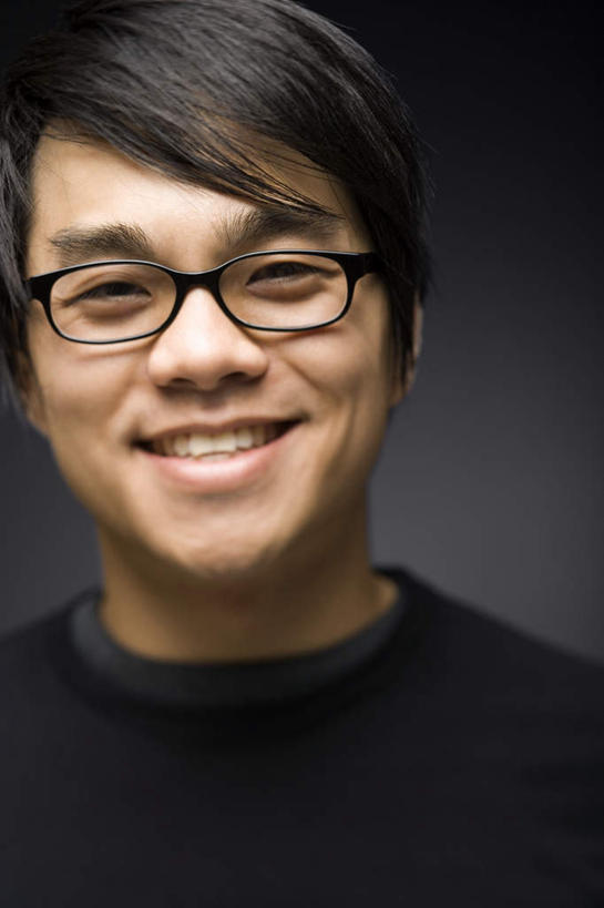 东方人,脸,头,脸颊,头发,一个人,站,笑,微笑,露齿笑,竖图,室内,特写,白天,正面,亚洲,仅一个男性,仅一个人,一副,黑色背景,服装,眼镜,注视,休闲装,黄种人,肩膀,仅一个年轻男性,衣服,黑色,观察,看,站着,休闲,休闲服,摄影,服饰,影棚,观看,察看,关注,近视眼镜,男人,男性,年轻男性,亚洲人,头部,直发,脸部,脸蛋,面部,站立,半身,彩图,影棚拍摄,拍摄,短发