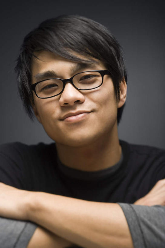 东方人,脸,头,脸颊,头发,一个人,站,笑,双手交叉,微笑,露齿笑,竖图,室内,特写,白天,正面,亚洲,仅一个男性,仅一个人,一副,黑色背景,服装,眼镜,注视,休闲装,黄种人,肩膀,仅一个年轻男性,衣服,黑色,观察,看,站着,休闲,休闲服,摄影,服饰,影棚,观看,察看,双手抱胸,关注,近视眼镜,男人,男性,年轻男性,亚洲人,头部,直发,脸部,脸蛋,面部,站立,半身,彩图,影棚拍摄,拍摄,短发