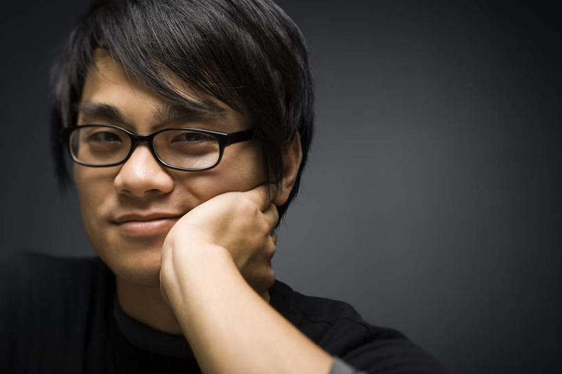 东方人,脸,头,脸颊,手,头发,一个人,站,笑,微笑,露齿笑,横图,室内,特写,白天,正面,亚洲,仅一个男性,仅一个人,一副,撑,黑色背景,服装,眼镜,托腮,注视,休闲装,黄种人,肩膀,仅一个年轻男性,衣服,黑色,观察,看,托,站着,休闲,手部,休闲服,摄影,服饰,影棚,观看,单手,察看,关注,托下巴,近视眼镜,男人,男性,年轻男性,亚洲人,头部,直发,脸部,脸蛋,面部,站立,半身,彩图,影棚拍摄,拍摄,短发