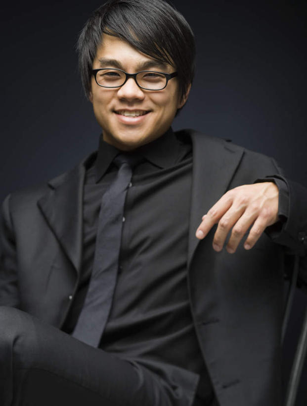 东方人,一个人,商务人士,商务男性,坐,笑,微笑,露齿笑,竖图,室内,白天,正面,衬衫,亚洲,仅一个男性,仅一个人,一副,黑色背景,套装,眼镜,领带,注视,黄种人,仅一个年轻男性,黑色,观察,看,搭,摄影,影棚,观看,察看,象征,庄重,搭着,关注,商务装,身份,近视眼镜,工薪阶层,正式,地位,男人,男性,年轻男性,亚洲人,白领,上班族,坐着,半身,彩图,影棚拍摄,衬衣,拍摄