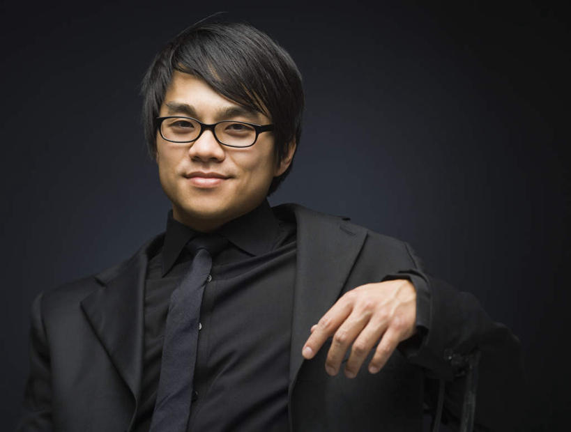 东方人,一个人,商务人士,商务男性,坐,笑,微笑,露齿笑,横图,室内,白天,正面,衬衫,亚洲,仅一个男性,仅一个人,一副,黑色背景,套装,眼镜,领带,注视,黄种人,仅一个年轻男性,黑色,观察,看,搭,摄影,影棚,观看,察看,象征,庄重,搭着,关注,商务装,身份,近视眼镜,工薪阶层,正式,地位,男人,男性,年轻男性,亚洲人,白领,上班族,坐着,半身,彩图,影棚拍摄,衬衣,拍摄