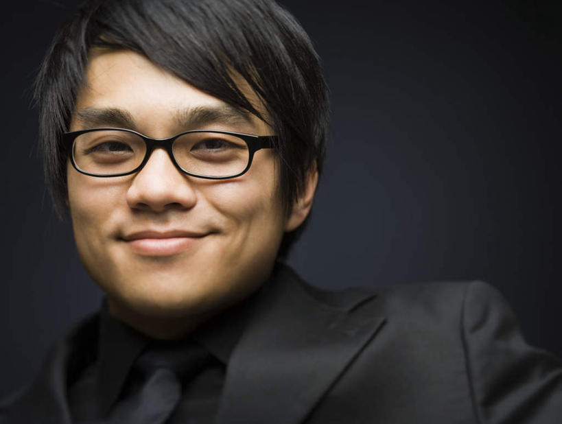 东方人,脸,头,脸颊,头发,一个人,商务人士,商务男性,坐,笑,微笑,横图,室内,特写,白天,正面,衬衫,亚洲,仅一个男性,仅一个人,一副,黑色背景,套装,眼镜,领带,注视,黄种人,肩膀,仅一个年轻男性,黑色,观察,看,摄影,影棚,观看,察看,象征,庄重,关注,商务装,身份,近视眼镜,工薪阶层,正式,地位,男人,男性,年轻男性,亚洲人,头部,直发,脸部,脸蛋,面部,白领,上班族,坐着,半身,彩图,影棚拍摄,衬衣,拍摄,短发