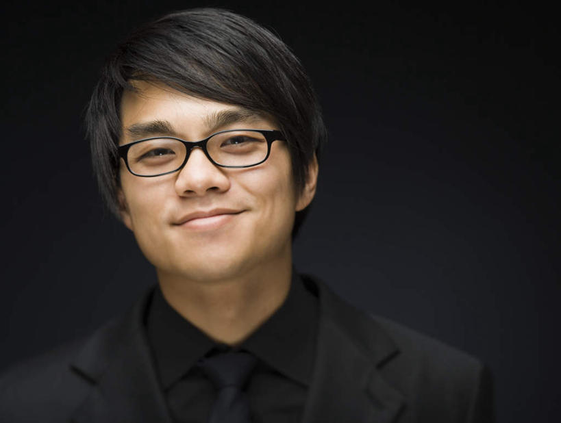 东方人,脸,头,脸颊,头发,一个人,商务人士,商务男性,横图,室内,特写,白天,正面,衬衫,亚洲,仅一个男性,仅一个人,一副,黑色背景,套装,眼镜,领带,注视,黄种人,肩膀,仅一个年轻男性,黑色,观察,看,摄影,影棚,观看,察看,象征,庄重,关注,商务装,身份,近视眼镜,工薪阶层,正式,地位,男人,男性,年轻男性,亚洲人,头部,直发,脸部,脸蛋,面部,白领,上班族,半身,彩图,影棚拍摄,衬衣,拍摄,短发