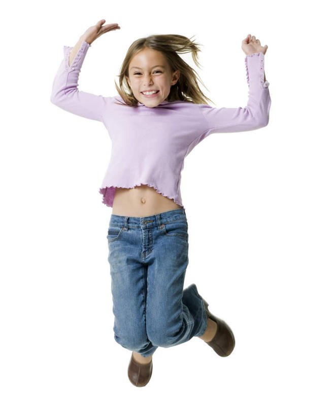 西方人,儿童,一个人,跳,举,笑,微笑,露齿笑,竖图,室内,白天,白色背景,正面,纯洁,欧洲,欧洲人,仅一个女性,仅一个人,服装,注视,休闲装,小孩,衣服,观察,看,托,仅一个小孩,休闲,休闲服,可爱,童年,童趣,摄影,服饰,影棚,观看,察看,关注,童真,烂漫,无邪,天真,女孩,女人,女性,白种人,孩子,举起,举手,举着,跳跃,向上举,向上伸,向上托,彩图,全身,影棚拍摄,拍摄,女生