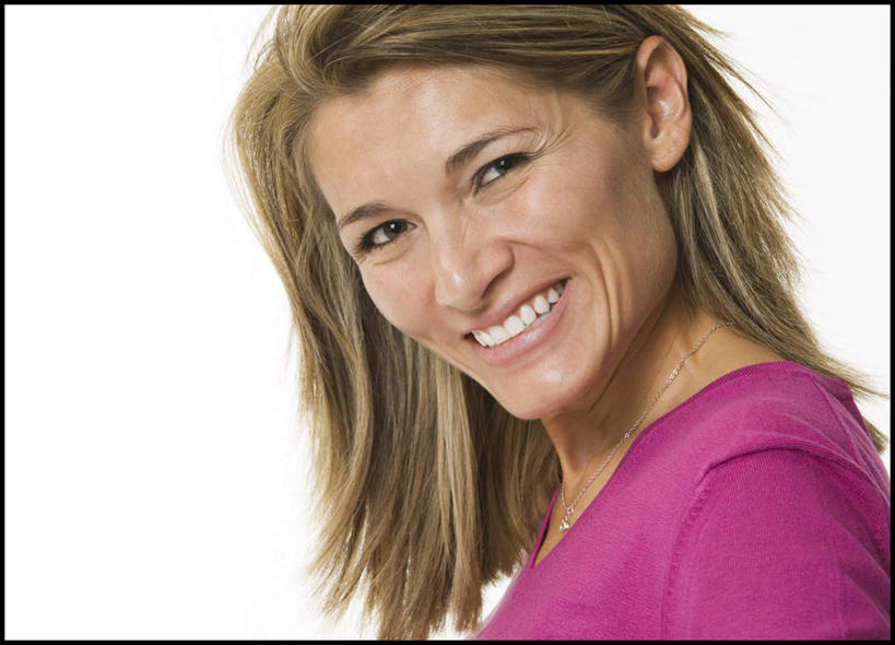 西方人,脸,头,脸颊,头发,一个人,站,笑,微笑,露齿笑,横图,室内,特写,白天,白色背景,侧面,欧洲,欧洲人,仅一个女性,仅一个人,服装,扭头,注视,休闲装,肩膀,衣服,粉色,观察,看,站着,转头,仅一个中年女性,休闲,休闲服,金色,摄影,服饰,影棚,观看,察看,关注,女人,女性,中年女性,白种人,头部,直发,脸部,脸蛋,面部,站立,半身,彩图,影棚拍摄,拍摄,短发