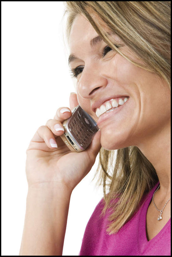 西方人,脸,头,脸颊,一个人,站,笑,打电话,微笑,露齿笑,竖图,室内,特写,白天,白色背景,侧面,电话,手机,欧洲,欧洲人,仅一个女性,仅一个人,服装,注视,休闲装,通讯设备,肩膀,衣服,粉色,观察,看,站着,仅一个中年女性,休闲,休闲服,金色,摄影,服饰,影棚,观看,察看,关注,一部,交流,女人,女性,中年女性,白种人,头部,直发,脸部,脸蛋,面部,沟通,通话,站立,半身,彩图,影棚拍摄,拍摄,短发