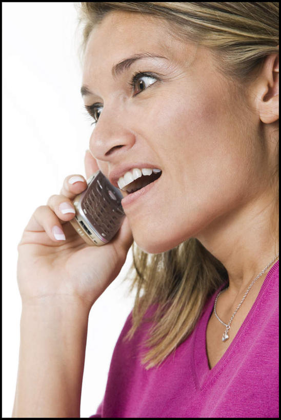 西方人,脸,头,脸颊,一个人,站,打电话,竖图,室内,特写,白天,白色背景,侧面,电话,手机,欧洲,欧洲人,仅一个女性,仅一个人,服装,惊讶,注视,休闲装,通讯设备,肩膀,衣服,粉色,观察,看,站着,张嘴,仅一个中年女性,休闲,休闲服,金色,摄影,服饰,影棚,观看,惊奇,察看,关注,张大嘴巴,一部,交流,女人,女性,中年女性,白种人,头部,直发,脸部,脸蛋,面部,张开嘴,沟通,通话,站立,半身,彩图,影棚拍摄,拍摄,短发