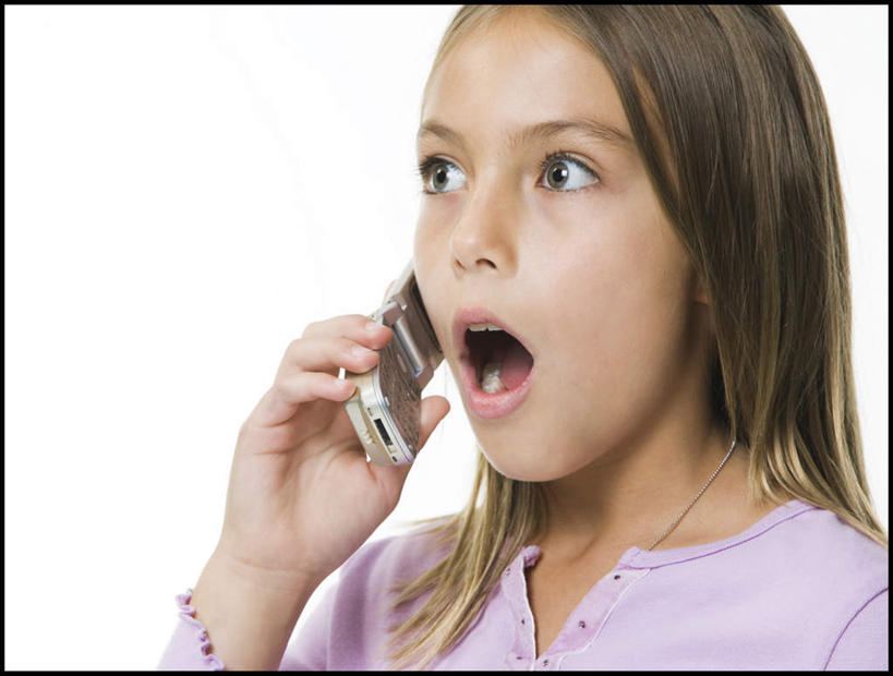 西方人,儿童,脸,头,脸颊,手,头发,一个人,站,打电话,横图,室内,特写,白天,白色背景,正面,纯洁,电话,手机,欧洲,欧洲人,仅一个女性,仅一个人,握,服装,惊讶,注视,休闲装,通讯设备,肩膀,小孩,衣服,观察,看,站着,张嘴,仅一个小孩,休闲,手部,休闲服,金色,可爱,童年,童趣,握着,摄影,服饰,影棚,观看,单手,惊奇,察看,关注,张大嘴巴,童真,烂漫,无邪,一部,交流,天真,女孩,女人,女性,白种人,孩子,头部,直发,脸部,脸蛋,面部,张开嘴,沟通,通话,站立,半身,彩图,影棚拍摄,拍摄,短发,女生