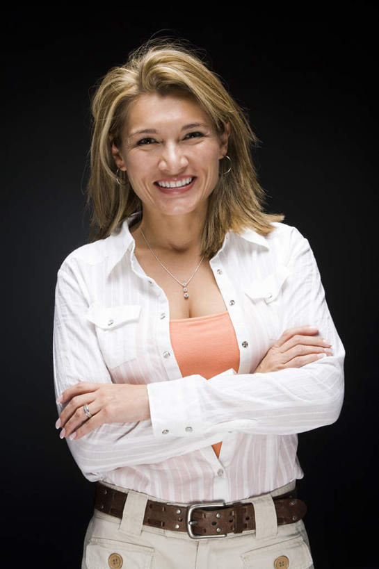 西方人,一个人,站,笑,双手交叉,微笑,露齿笑,竖图,室内,白天,正面,项链,欧洲,欧洲人,仅一个女性,仅一个人,一条,黑色背景,服装,注视,休闲装,装饰品,衣服,饰品,首饰,观察,看,站着,仅一个中年女性,休闲,休闲服,摄影,服饰,影棚,观看,察看,双手抱胸,关注,女人,女性,中年女性,白种人,站立,半身,彩图,影棚拍摄,拍摄