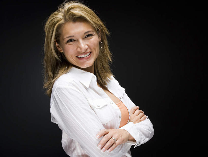 西方人,一个人,站,笑,双手交叉,微笑,露齿笑,横图,室内,白天,侧面,欧洲,欧洲人,仅一个女性,仅一个人,黑色背景,服装,扭头,注视,休闲装,衣服,观察,看,站着,转头,仅一个中年女性,休闲,休闲服,摄影,服饰,影棚,观看,察看,双手抱胸,关注,女人,女性,中年女性,白种人,站立,半身,彩图,影棚拍摄,拍摄