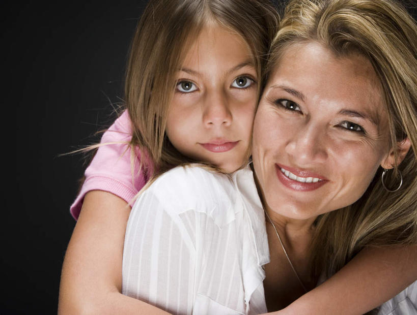 西方人,儿童,中年人,两个人,家庭,母亲,女儿,站,抱,笑,微笑,露齿笑,横图,室内,白天,正面,纯洁,欧洲,欧洲人,黑色背景,服装,注视,休闲装,小孩,衣服,观察,看,站着,休闲,温暖,温馨,母女,一家人,休闲服,可爱,母爱,童年,童趣,摄影,服饰,影棚,抱着,观看,和睦,察看,搂着,关注,童真,烂漫,无邪,天真,女孩,女人,女性,中年女性,白种人,孩子,搂,搂抱,站立,半身,彩图,影棚拍摄,拍摄,融洽,女生