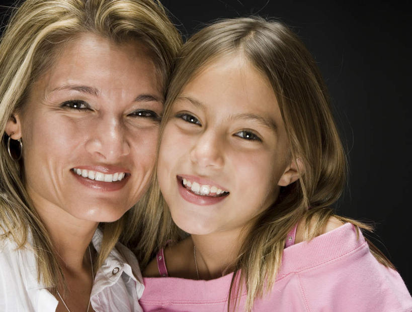 西方人,儿童,中年人,脸,头,脸颊,头发,两个人,家庭,母亲,女儿,站,笑,微笑,露齿笑,横图,室内,特写,白天,正面,纯洁,欧洲,欧洲人,黑色背景,服装,注视,休闲装,肩膀,小孩,衣服,观察,看,靠,靠着,站着,休闲,温暖,温馨,母女,一家人,休闲服,金色,可爱,母爱,童年,童趣,摄影,服饰,影棚,观看,和睦,察看,关注,童真,烂漫,无邪,天真,女孩,女人,女性,中年女性,白种人,孩子,头部,长发,直发,脸部,脸蛋,面部,站立,半身,彩图,影棚拍摄,拍摄,融洽,女生