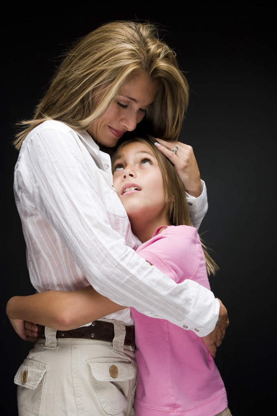 西方人,儿童,中年人,两个人,家庭,母亲,女儿,站,抱,竖图,室内,白天,侧面,纯洁,欧洲,欧洲人,黑色背景,服装,注视,休闲装,小孩,衣服,低头,观察,看,站着,休闲,温暖,温馨,母女,一家人,休闲服,可爱,母爱,童年,童趣,摄影,服饰,影棚,抱着,观看,和睦,察看,搂着,关注,童真,烂漫,无邪,垂头,天真,女孩,女人,女性,中年女性,白种人,孩子,搂,搂抱,抬头,仰头,站立,半身,彩图,影棚拍摄,拍摄,融洽,女生