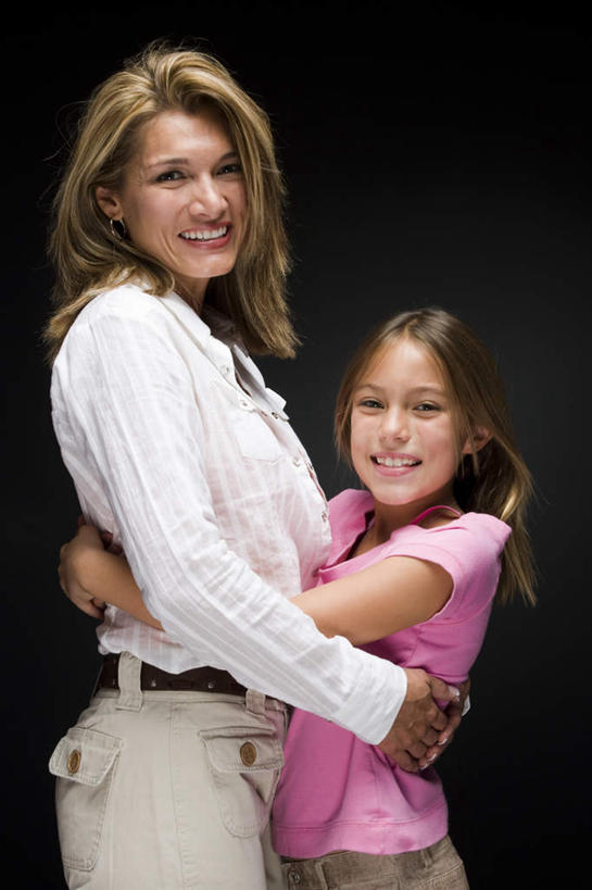 西方人,儿童,中年人,两个人,家庭,母亲,女儿,站,抱,笑,微笑,露齿笑,竖图,室内,白天,侧面,纯洁,欧洲,欧洲人,黑色背景,服装,扭头,注视,休闲装,小孩,衣服,观察,看,站着,转头,休闲,温暖,温馨,母女,一家人,休闲服,可爱,母爱,童年,童趣,摄影,服饰,影棚,抱着,观看,和睦,察看,搂着,关注,童真,烂漫,无邪,天真,女孩,女人,女性,中年女性,白种人,孩子,搂,搂抱,站立,半身,彩图,影棚拍摄,拍摄,融洽,女生