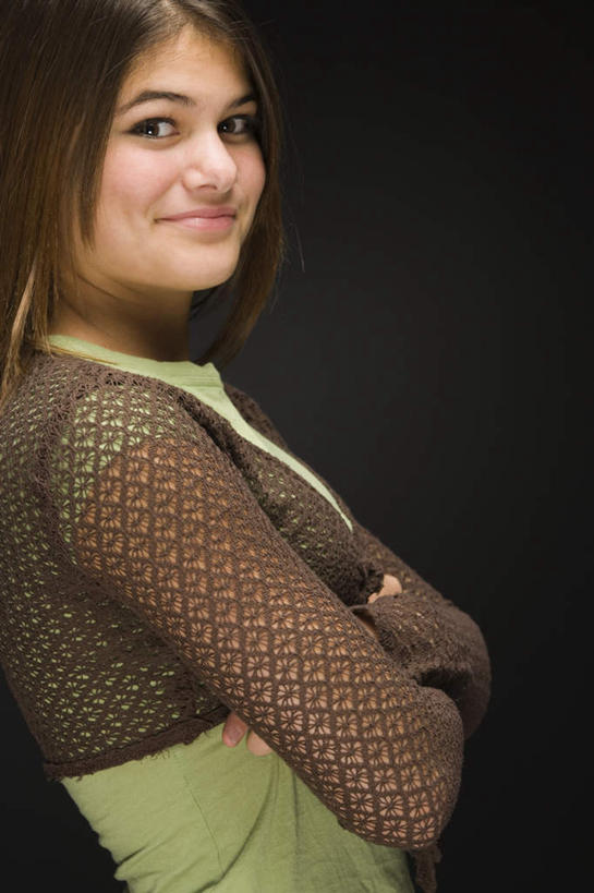 西方人,一个人,笑,双手交叉,微笑,竖图,室内,白天,侧面,欧洲,欧洲人,仅一个年轻女性,仅一个女性,仅一个人,黑色背景,服装,扭头,注视,休闲装,衣服,观察,看,转头,休闲,休闲服,摄影,服饰,影棚,观看,察看,双手抱胸,关注,年轻女性,女人,女性,白种人,半身,彩图,影棚拍摄,拍摄