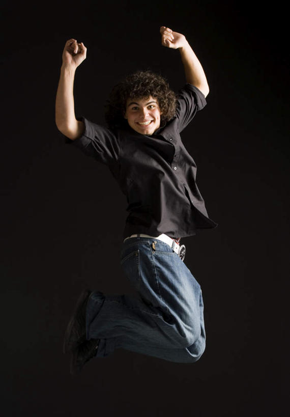 西方人,一个人,跳,举,笑,微笑,露齿笑,竖图,室内,白天,侧面,欧洲,欧洲人,仅一个男性,仅一个人,阴影,黑色背景,服装,反射,影子,注视,休闲装,仅一个年轻男性,衣服,观察,看,托,休闲,休闲服,摄影,服饰,影棚,观看,察看,关注,男人,男性,年轻男性,白种人,举起,举手,举着,跳跃,向上举,向上伸,向上托,彩图,全身,影棚拍摄,拍摄