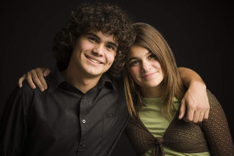 西方人,两个人,站,笑,微笑,露齿笑,横图,室内,白天,正面,爱情,欧洲,欧洲人,阴影,黑色背景,服装,反射,影子,浪漫,注视,休闲装,衣服,观察,看,站着,休闲,温暖,温馨,休闲服,恩爱,搭,恋人,摄影,服饰,影棚,观看,和睦,察看,搭着,关注,男人,男性,年轻男性,年轻女性,女人,女性,白种人,情侣,站立,半身,彩图,影棚拍摄,拍摄,伴侣,融洽