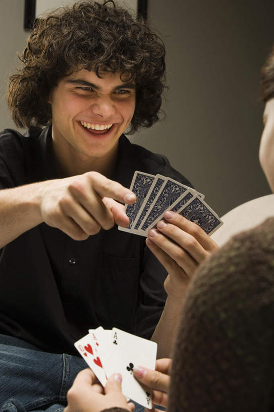 西方人,背部,两个人,坐,笑,微笑,露齿笑,竖图,室内,白天,正面,爱情,游戏,赌博,贪欲,竞争,扑克牌,纸牌,玩具,扑克,欧洲,欧洲人,许多,握,阴影,服装,反射,影子,墙,浪漫,玩,注视,休闲装,娱乐,刺激,墙壁,墙面,衣服,观察,看,休闲,温暖,温馨,休闲服,恩爱,握着,恋人,服饰,观看,活动,和睦,察看,发泄,关注,消遣,智力,赌具,挂画,投机,侥幸,欲望,宣泄,男人,男性,年轻男性,年轻女性,女人,女性,白种人,情侣,装饰画,玩耍,嬉戏,坐着,半身,彩图,伴侣,融洽,胜负,输赢