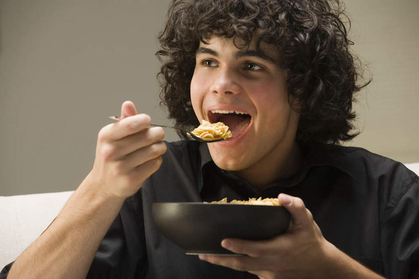 西方人,脸,头,脸颊,头发,一个人,客厅,坐,吃,横图,室内,特写,白天,正面,早餐,沙发,欧洲,欧洲人,仅一个男性,仅一个人,一堆,许多,握,堆叠,堆积,服装,木制,勺子,墙,谷物,食品,注视,休闲装,美食,饮食,肩膀,墙壁,墙面,仅一个年轻男性,一个,衣服,黑色,木制品,容器,调羹,汤匙,碗,观察,看,张嘴,休闲,休闲服,握着,保健,服饰,单个,观看,储藏,堆,麦片,察看,起居室,储存,关注,张大嘴巴,布艺沙发,客堂,男人,男性,年轻男性,白种人,头部,卷发,脸部,脸蛋,面部,张开嘴,嚼,食,坐着,半身,彩图,贮存,短发