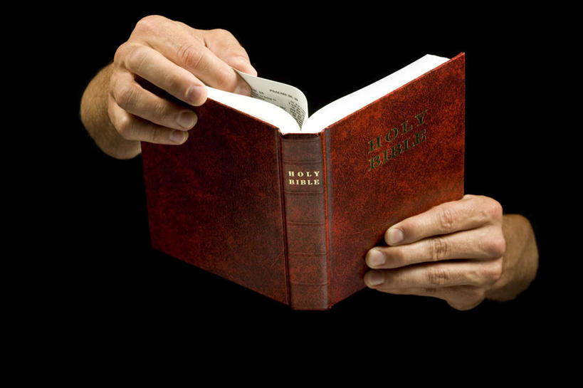 西方人,手,一个人,横图,室内,特写,白天,正面,书籍,欧洲,欧洲人,双手,仅一个男性,仅一个人,仅一个中年男性,一本,黑色背景,圣经,打开,翻开,手部,摄影,影棚,掀开,男人,男性,中年男性,白种人,书,图书,半身,彩图,影棚拍摄,拍摄