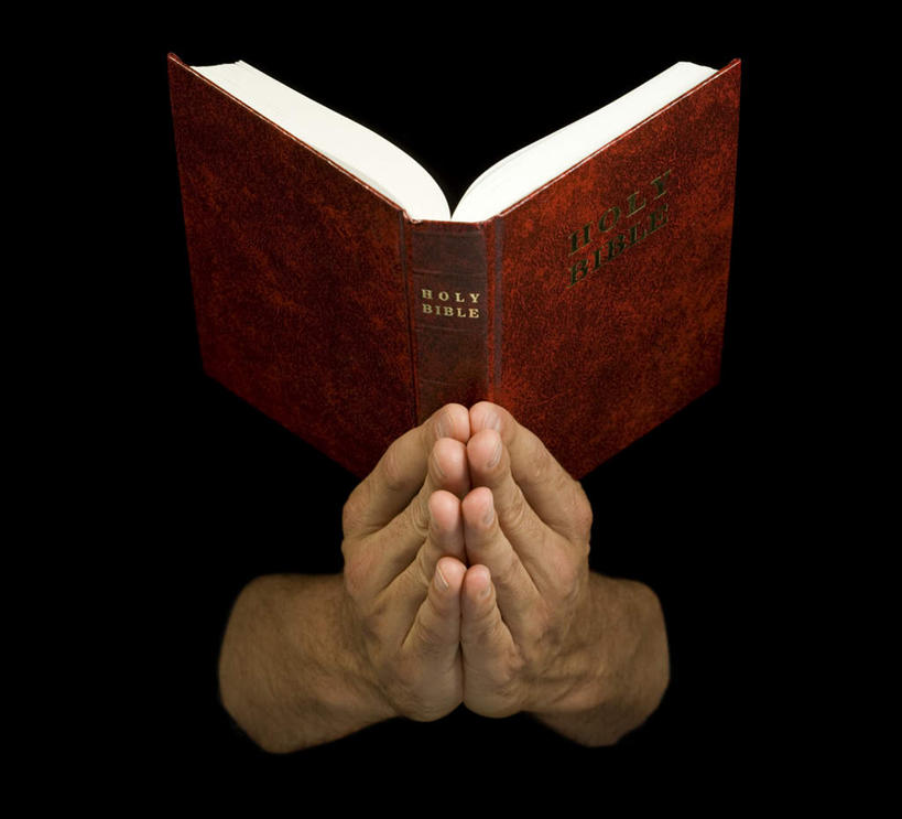 西方人,手,一个人,横图,室内,特写,白天,正面,书籍,欧洲,欧洲人,双手,仅一个男性,仅一个人,仅一个中年男性,一本,黑色背景,圣经,祝福,虔诚,祈祷,双手合十,手部,摄影,影棚,感谢,合掌,合十礼,合掌礼,合十,莲华合掌,感恩,男人,男性,中年男性,白种人,书,图书,半身,彩图,影棚拍摄,拍摄