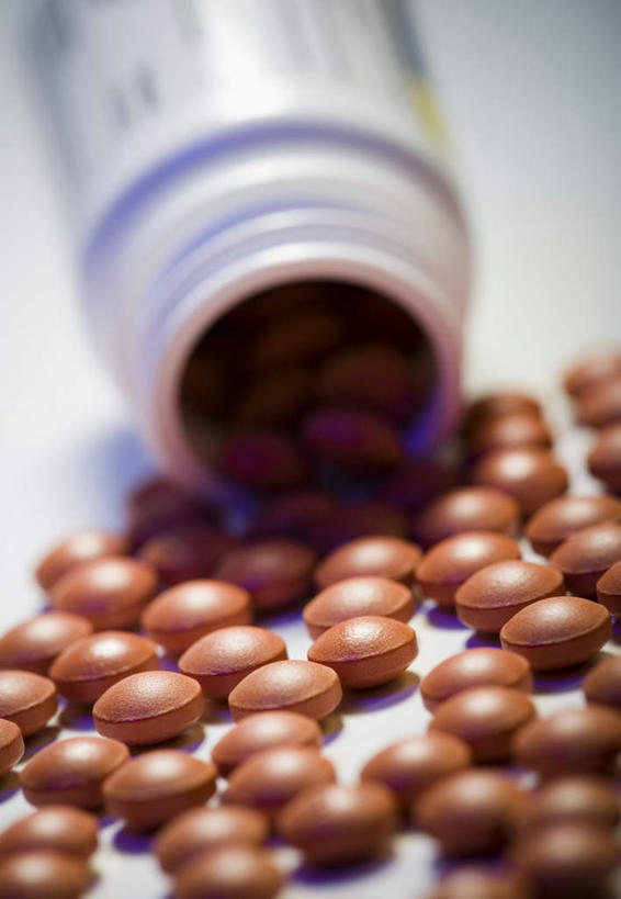 无人,竖图,俯视,室内,特写,白天,白色背景,安全,静物,一堆,许多,阴影,堆叠,堆积,朦胧,模糊,反射,药剂,药丸,影子,塑料,防护,药片,容器,塑料制品,药品,治疗,摄影,影棚,储藏,堆,保护,药物,医疗,储存,保险,预防,平安,彩图,高角度拍摄,影棚拍摄,拍摄,贮存