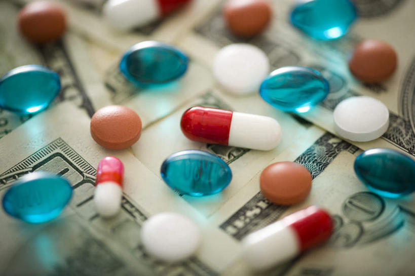 无人,横图,俯视,室内,特写,白天,安全,钱,美元,静物,许多,阴影,朦胧,模糊,反射,钱币,药剂,影子,防护,美金,胶囊,排列,蓝色,药品,治疗,钞票,金融,纸币,摄影,影棚,经济,保护,药物,医疗,美圆,保险,预防,流通,纸钞,贸易,摆列,平安,货币,现金,彩图,高角度拍摄,影棚拍摄,拍摄,布列,分列