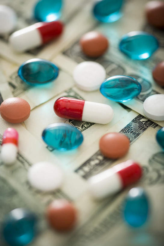 无人,竖图,俯视,室内,特写,白天,安全,钱,美元,静物,许多,阴影,朦胧,模糊,反射,钱币,药剂,影子,防护,美金,胶囊,排列,蓝色,药品,治疗,钞票,金融,纸币,摄影,影棚,经济,保护,药物,医疗,美圆,保险,预防,流通,纸钞,贸易,摆列,平安,货币,现金,彩图,高角度拍摄,影棚拍摄,拍摄,布列,分列