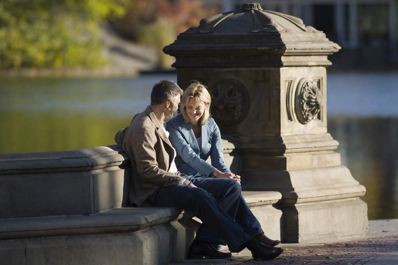 西方人,两个人,家庭,夫妻,坐,笑,微笑,露齿笑,横图,室外,白天,侧面,爱情,草地,草坪,河流,水,植物,欧洲,欧洲人,阴影,波纹,服装,朦胧,模糊,光线,影子,河水,水流,涟漪,浪漫,注视,休闲装,草,树,树木,衣服,绿色,倒影,水纹,阳光,自然,波浪,观察,看,休闲,温暖,温馨,一家人,休闲服,恩爱,恋人,服饰,生长,成长,观看,和睦,察看,倒映,关注,水晕,反照,男人,男性,女人,女性,中年男性,中年女性,白种人,夫妇,情侣,坐着,彩图,全身,伴侣,融洽