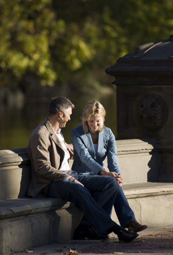 西方人,两个人,家庭,夫妻,坐,笑,微笑,露齿笑,竖图,室外,白天,正面,爱情,草地,草坪,河流,水,植物,欧洲,欧洲人,阴影,波纹,服装,朦胧,模糊,光线,影子,河水,水流,涟漪,浪漫,注视,休闲装,草,树,树木,衣服,绿色,倒影,水纹,阳光,自然,波浪,观察,看,休闲,温暖,温馨,一家人,休闲服,恩爱,恋人,服饰,生长,成长,观看,和睦,察看,倒映,关注,水晕,反照,男人,男性,女人,女性,中年男性,中年女性,白种人,夫妇,情侣,坐着,彩图,全身,伴侣,融洽