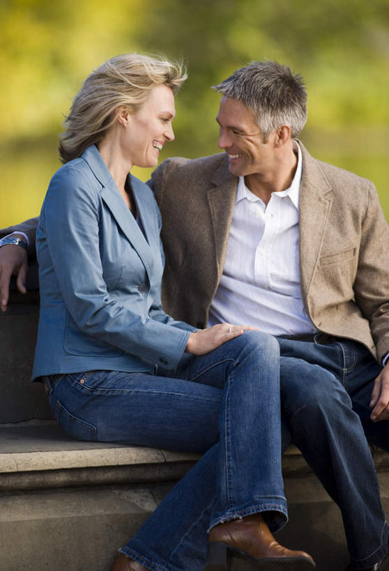 西方人,两个人,家庭,夫妻,坐,笑,微笑,露齿笑,竖图,室外,白天,正面,爱情,河流,水,植物,椅子,欧洲,欧洲人,阴影,服装,朦胧,模糊,光线,影子,河水,水流,浪漫,二郎腿,注视,休闲装,相视,树,树木,衣服,绿色,阳光,自然,观察,看,休闲,温暖,温馨,一家人,面对面,休闲服,恩爱,恋人,服饰,生长,成长,观看,对视,和睦,察看,互视,关注,相对,相看,男人,男性,女人,女性,中年男性,中年女性,白种人,夫妇,情侣,坐着,半身,彩图,伴侣,融洽