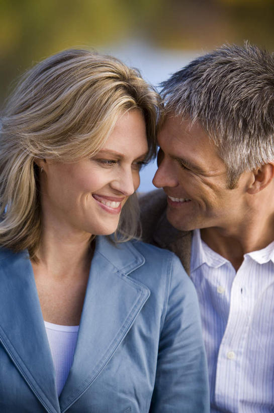 西方人,脸,头,脸颊,两个人,家庭,夫妻,坐,笑,微笑,露齿笑,竖图,室外,特写,白天,正面,爱情,欧洲,欧洲人,阴影,服装,朦胧,模糊,光线,影子,浪漫,注视,休闲装,肩膀,衣服,阳光,观察,看,休闲,温暖,温馨,一家人,休闲服,恩爱,恋人,服饰,观看,和睦,察看,关注,男人,男性,女人,女性,中年男性,中年女性,白种人,头部,脸部,脸蛋,面部,夫妇,情侣,坐着,半身,彩图,伴侣,融洽