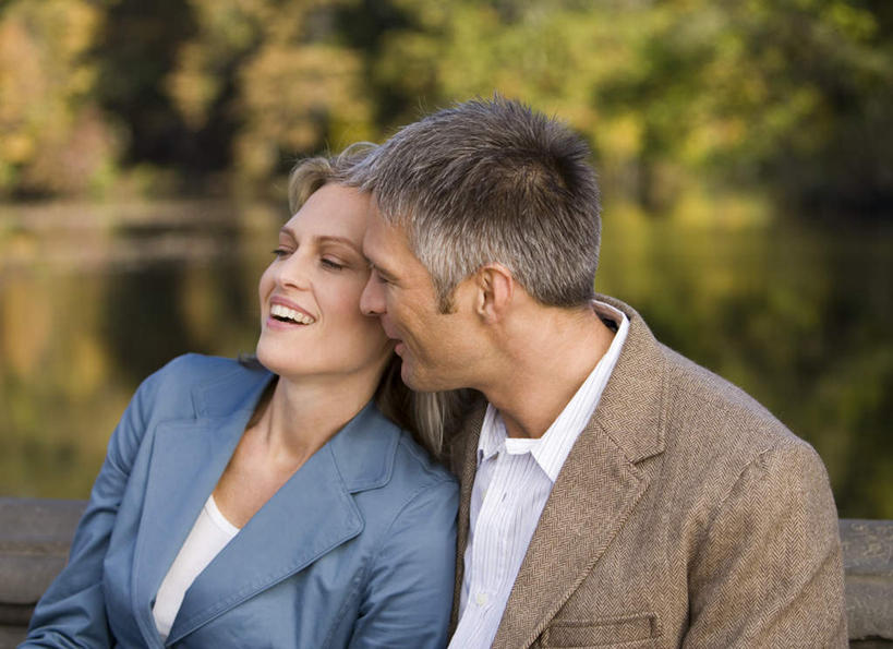 西方人,两个人,家庭,夫妻,坐,笑,微笑,露齿笑,横图,室外,白天,正面,爱情,草地,草坪,河流,水,植物,欧洲,欧洲人,阴影,波纹,服装,朦胧,模糊,光线,影子,河水,水流,涟漪,浪漫,注视,休闲装,草,树,树木,衣服,绿色,倒影,水纹,阳光,自然,波浪,观察,看,休闲,温暖,温馨,一家人,休闲服,恩爱,恋人,服饰,生长,成长,观看,和睦,察看,倒映,关注,水晕,反照,男人,男性,女人,女性,中年男性,中年女性,白种人,夫妇,情侣,坐着,半身,彩图,伴侣,融洽