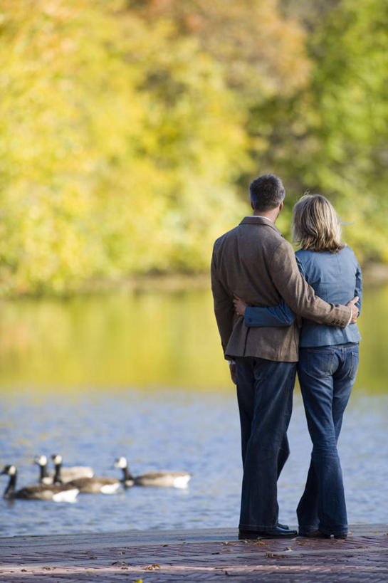 游泳,西方人,两个人,家庭,夫妻,站,抱,竖图,室外,白天,爱情,旅游,度假,河流,美景,水,植物,鹅,鸟,欧洲,欧洲人,阴影,波纹,服装,光线,鸟类,水鸟,影子,河水,景观,水流,涟漪,浪漫,注视,休闲装,娱乐,树,树木,背面,衣服,绿色,倒影,水纹,阳光,自然,波浪,观察,看,站着,享受,休闲,温暖,温馨,一家人,休闲服,景色,恩爱,放松,恋人,服饰,生长,成长,抱着,观看,和睦,察看,倒映,搂着,关注,自然风光,加拿大鹅,水晕,泅水,反照,拍浮,男人,男性,女人,女性,中年男性,中年女性,白种人,夫妇,情侣,搂,搂抱,站立,彩图,全身,伴侣,融洽