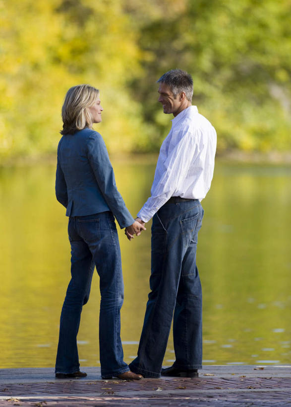 西方人,两个人,家庭,夫妻,站,握手,笑,微笑,露齿笑,竖图,室外,白天,爱情,旅游,度假,河流,美景,水,欧洲,欧洲人,阴影,波纹,服装,朦胧,模糊,光线,影子,河水,景观,水流,涟漪,浪漫,注视,休闲装,娱乐,相视,背面,衣服,倒影,水纹,阳光,自然,波浪,观察,看,站着,享受,休闲,温暖,温馨,一家人,面对面,休闲服,景色,恩爱,放松,恋人,服饰,观看,对视,和睦,察看,倒映,互视,关注,自然风光,相对,相看,水晕,反照,男人,男性,女人,女性,中年男性,中年女性,白种人,夫妇,情侣,搀手,拉手,手拉手,手握手,站立,彩图,全身,伴侣,融洽