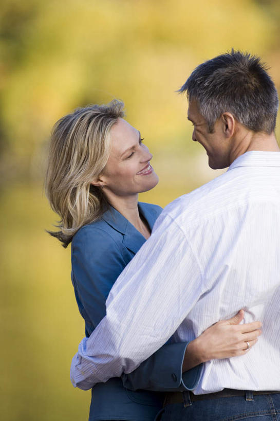 西方人,背部,两个人,家庭,夫妻,站,抱,笑,微笑,露齿笑,竖图,室外,白天,正面,爱情,河流,水,植物,欧洲,欧洲人,阴影,服装,朦胧,模糊,光线,影子,河水,水流,浪漫,注视,休闲装,相视,树,树木,衣服,绿色,阳光,自然,观察,看,站着,休闲,温暖,温馨,一家人,面对面,休闲服,恩爱,恋人,服饰,生长,成长,抱着,观看,对视,和睦,察看,互视,搂着,关注,相对,相看,男人,男性,女人,女性,中年男性,中年女性,白种人,夫妇,情侣,搂,搂抱,站立,半身,彩图,伴侣,融洽