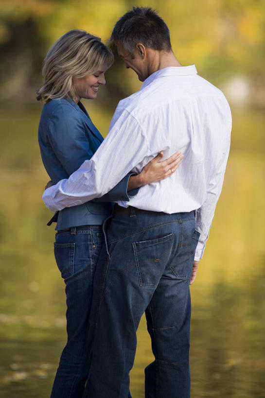 西方人,两个人,家庭,夫妻,站,抱,笑,微笑,露齿笑,竖图,室外,白天,爱情,河流,水,植物,欧洲,欧洲人,阴影,服装,朦胧,模糊,光线,影子,河水,水流,浪漫,注视,休闲装,相视,树,树木,背面,衣服,绿色,阳光,自然,低头,观察,看,站着,休闲,温暖,温馨,一家人,面对面,休闲服,恩爱,恋人,服饰,生长,成长,抱着,观看,对视,和睦,察看,互视,搂着,关注,相对,相看,垂头,男人,男性,女人,女性,中年男性,中年女性,白种人,夫妇,情侣,搂,搂抱,站立,半身,彩图,伴侣,融洽