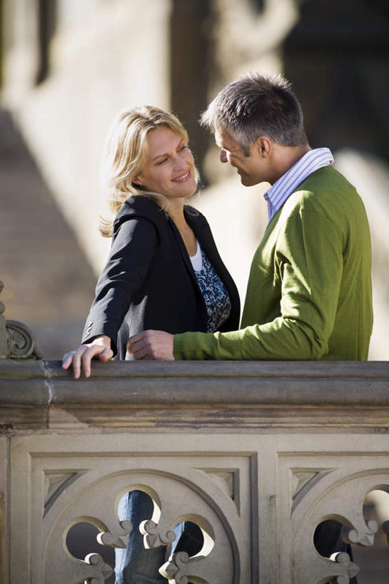 西方人,两个人,家庭,夫妻,栏杆,站,笑,微笑,露齿笑,竖图,室外,白天,侧面,爱情,欧洲,欧洲人,阴影,服装,朦胧,模糊,光线,影子,墙,围栏,浪漫,注视,休闲装,护栏,相视,墙壁,墙面,衣服,阳光,观察,看,站着,休闲,温暖,温馨,一家人,面对面,休闲服,恩爱,恋人,服饰,观看,对视,和睦,察看,互视,关注,相对,相看,男人,男性,女人,女性,中年男性,中年女性,白种人,夫妇,情侣,站立,半身,彩图,伴侣,融洽