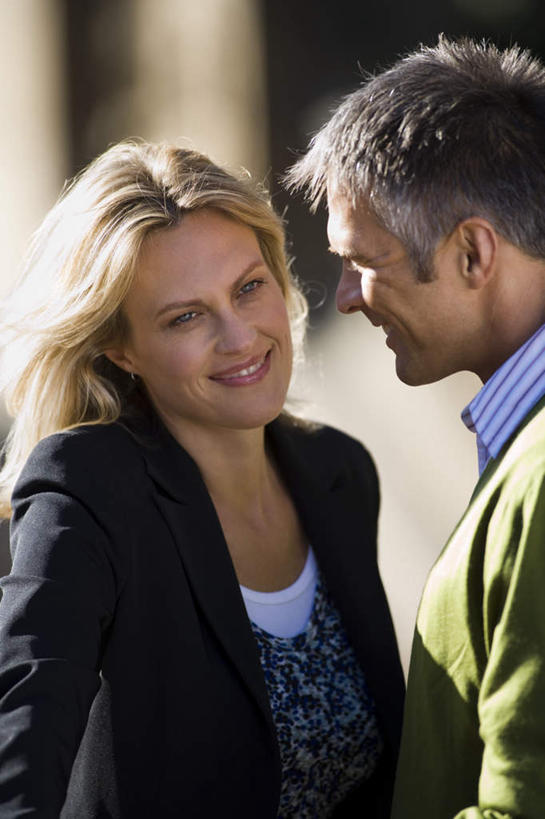 西方人,两个人,家庭,夫妻,站,笑,微笑,露齿笑,竖图,室外,白天,正面,爱情,欧洲,欧洲人,阴影,服装,朦胧,模糊,光线,影子,浪漫,注视,休闲装,衣服,阳光,观察,看,站着,休闲,温暖,温馨,一家人,休闲服,恩爱,恋人,服饰,观看,和睦,察看,关注,男人,男性,女人,女性,中年男性,中年女性,白种人,夫妇,情侣,站立,半身,彩图,伴侣,融洽