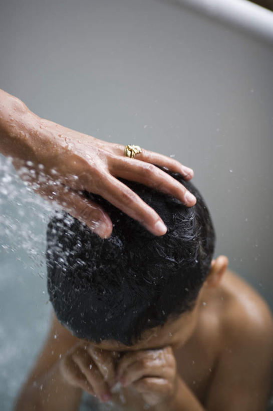 西方人,儿童,头,手,两个人,家庭,母亲,儿子,坐,竖图,俯视,室内,特写,白天,洗澡,纯洁,水,卫生间,浴室,欧洲,欧洲人,擦,抚摸,阴影,飞溅,朦胧,模糊,溅,反射,液体,影子,水滴,干净,裸露,水珠,小孩,浴缸,清洁,享受,健康,温暖,温馨,母子,一家人,手部,放松,可爱,母爱,童年,童趣,擦拭,保健,单手,和睦,卫生,喷洒,裸,卫浴设备,童真,烂漫,无邪,泡汤,水管装置,揩擦,拭,天真,男孩,年轻女性,女人,女性,白种人,孩子,年轻人,头部,淋浴房,坐着,半身,彩图,高角度拍摄,沐浴,冲凉房,沐浴间,沐浴室,融洽,男生,轻抚