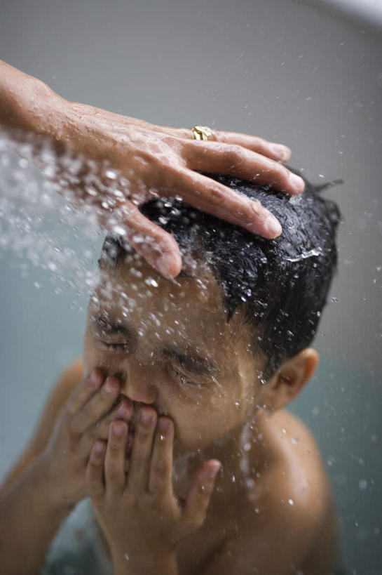 西方人,儿童,头,手,两个人,家庭,母亲,儿子,坐,闭眼,竖图,俯视,室内,特写,白天,洗澡,纯洁,水,卫生间,浴室,欧洲,欧洲人,擦,抚摸,阴影,飞溅,朦胧,模糊,溅,反射,液体,影子,水滴,干净,裸露,水珠,小孩,浴缸,清洁,享受,健康,温暖,温馨,母子,一家人,手部,放松,可爱,母爱,童年,童趣,擦拭,保健,单手,和睦,卫生,喷洒,裸,卫浴设备,童真,烂漫,无邪,泡汤,水管装置,揩擦,拭,天真,男孩,年轻女性,女人,女性,白种人,孩子,年轻人,头部,淋浴房,闭眼睛,闭着眼,闭着眼睛,坐着,半身,彩图,高角度拍摄,沐浴,冲凉房,沐浴间,沐浴室,融洽,男生,轻抚