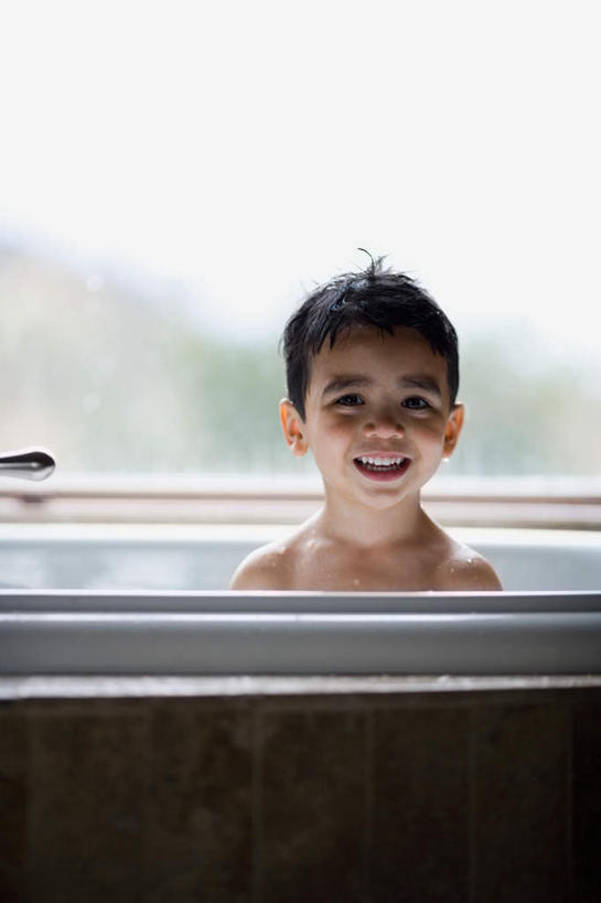 西方人,儿童,一个人,竖图,室内,白天,正面,洗澡,纯洁,窗户,卫生间,浴室,欧洲,欧洲人,仅一个男性,仅一个人,阴影,反射,影子,注视,干净,裸露,玻璃窗,小孩,浴缸,观察,看,清洁,仅一个小孩,享受,健康,放松,可爱,童年,童趣,保健,观看,察看,卫生,关注,裸,卫浴设备,童真,烂漫,无邪,泡汤,水管装置,天真,男孩,男人,男性,白种人,孩子,淋浴房,半身,彩图,沐浴,冲凉房,沐浴间,沐浴室,男生