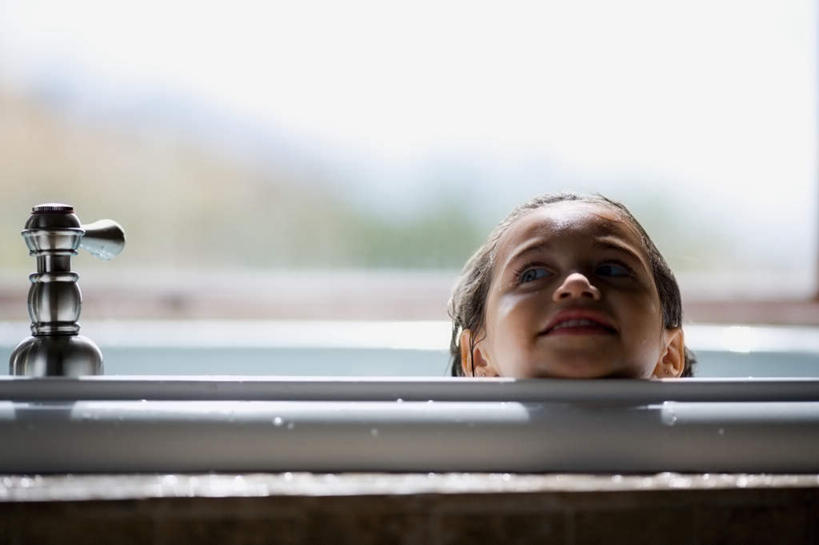 西方人,儿童,脸,头,脸颊,一个人,笑,微笑,露齿笑,横图,室内,特写,白天,正面,洗澡,纯洁,窗户,卫生间,浴室,欧洲,欧洲人,仅一个女性,仅一个人,阴影,朦胧,模糊,反射,水龙头,影子,注视,干净,开关,玻璃窗,小孩,浴缸,打开,观察,看,清洁,仅一个小孩,享受,健康,放松,可爱,童年,童趣,搭,保健,观看,阀门,察看,卫生,开启,搭着,关注,卫浴设备,童真,烂漫,无邪,泡汤,水咀,水管装置,天真,女孩,女人,女性,白种人,孩子,头部,脸部,脸蛋,面部,淋浴房,半身,彩图,沐浴,冲凉房,沐浴间,沐浴室,女生