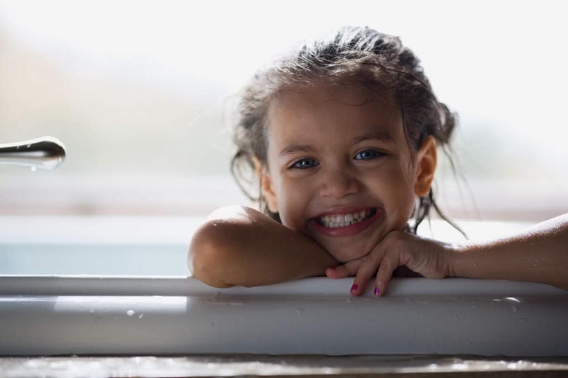 西方人,儿童,脸,头,脸颊,一个人,笑,微笑,露齿笑,横图,室内,特写,白天,正面,洗澡,纯洁,窗户,卫生间,浴室,欧洲,欧洲人,仅一个女性,仅一个人,阴影,朦胧,模糊,反射,水龙头,影子,注视,干净,开关,玻璃窗,小孩,浴缸,打开,观察,看,清洁,仅一个小孩,享受,健康,放松,可爱,童年,童趣,搭,保健,观看,阀门,察看,卫生,开启,搭着,关注,卫浴设备,童真,烂漫,无邪,泡汤,水咀,水管装置,天真,女孩,女人,女性,白种人,孩子,头部,脸部,脸蛋,面部,淋浴房,半身,彩图,沐浴,冲凉房,沐浴间,沐浴室,女生