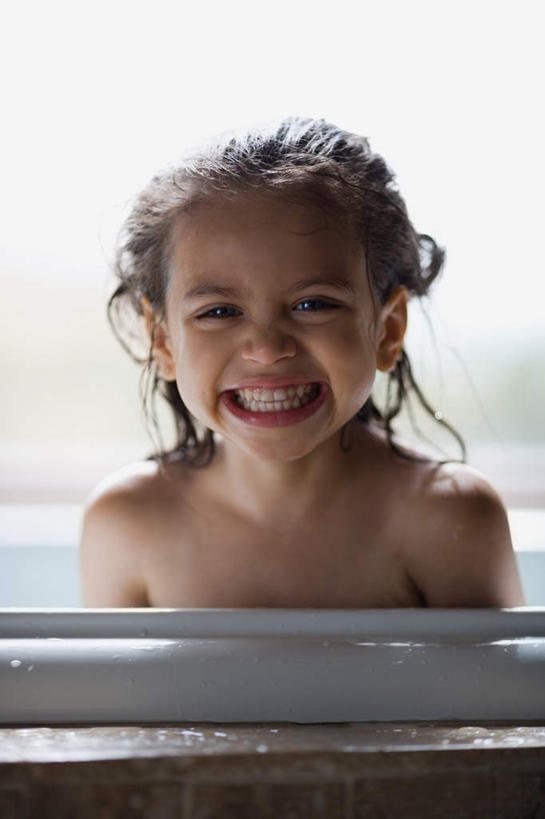 西方人,儿童,一个人,竖图,室内,白天,正面,纯洁,欧洲,欧洲人,仅一个女性,仅一个人,服装,注视,休闲装,小孩,衣服,观察,看,仅一个小孩,休闲,休闲服,可爱,童年,童趣,服饰,观看,察看,关注,童真,烂漫,无邪,天真,女孩,女人,女性,白种人,孩子,半身,彩图,女生