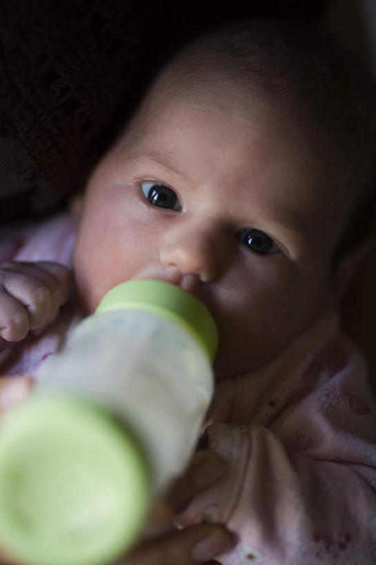 西方人,婴儿,儿童,脸,头,脸颊,一个人,坐,竖图,俯视,室内,特写,白天,婴儿服装,纯洁,欧洲,欧洲人,仅一个人,喝,阴影,朦胧,模糊,反射,奶瓶,影子,注视,肩膀,一个,小孩,瓶子,容器,观察,看,可爱,活泼,单个,奶嘴,婴儿用品,观看,储藏,察看,储存,关注,宝宝,纯真,烂漫,无邪,伶俐,天真,白种人,孩子,头部,脸部,脸蛋,面部,坐着,半身,彩图,高角度拍摄,婴儿服,贮存