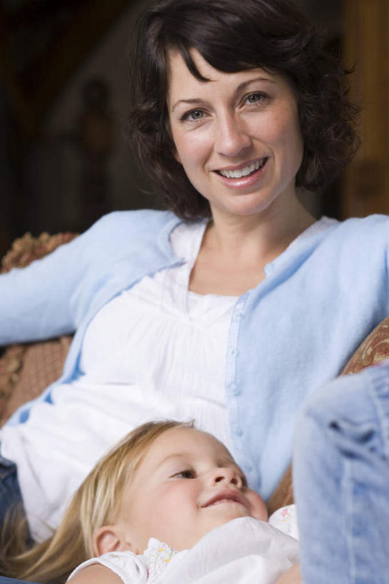 西方人,儿童,中年人,两个人,家庭,母亲,女儿,坐,躺,笑,微笑,露齿笑,竖图,室内,白天,正面,纯洁,欧洲,欧洲人,服装,墙,注视,休闲装,墙壁,墙面,小孩,衣服,观察,看,休闲,温暖,温馨,母女,一家人,休闲服,可爱,母爱,童年,童趣,服饰,观看,和睦,察看,关注,童真,烂漫,无邪,卧着,天真,女孩,女人,女性,中年女性,白种人,孩子,躺着,卧,坐着,半身,彩图,融洽,女生